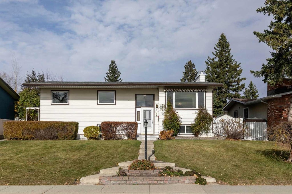 Photo of 808 Stonehaven Road SW, Calgary, AB T2W 0P6 (MLS # A2353771)