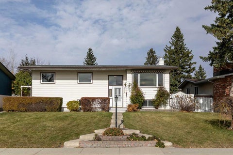 Photo of 808 Stonehaven Road SW, Calgary, AB T2W 0P6 (MLS # A2353771)