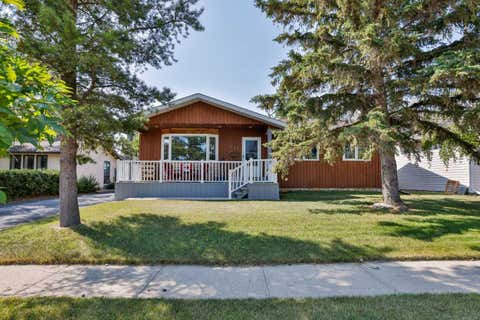 Photo of 425 Cottonwood Drive, Vulcan, AB T0L 2B0 (MLS # A2333580)