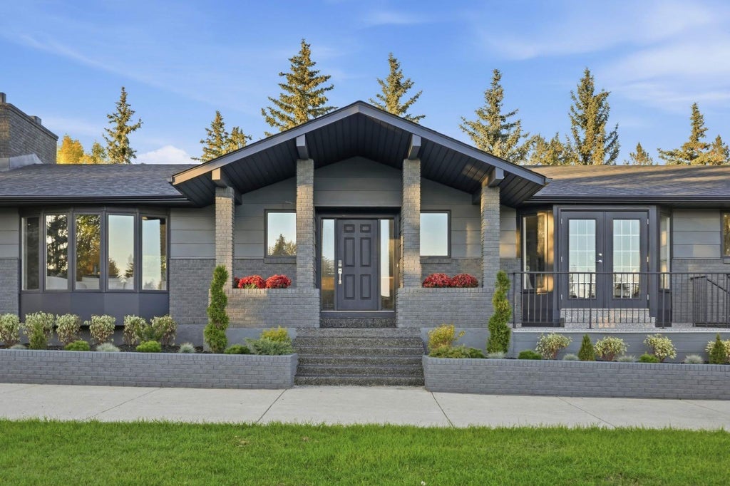 Photo of 1008 Shawnee Drive SW, Calgary, AB T2Y 2T9 (MLS # A2346579)