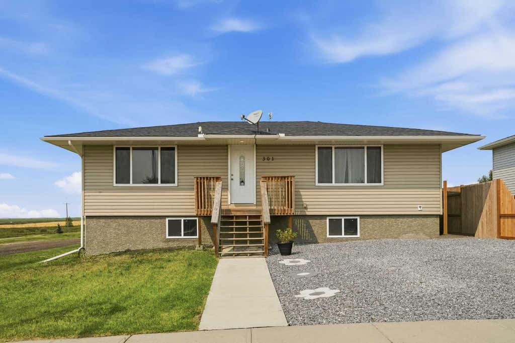 Photo of 301 3rd Street W, Standard, AB T0J 3G0 (MLS # A2335870)