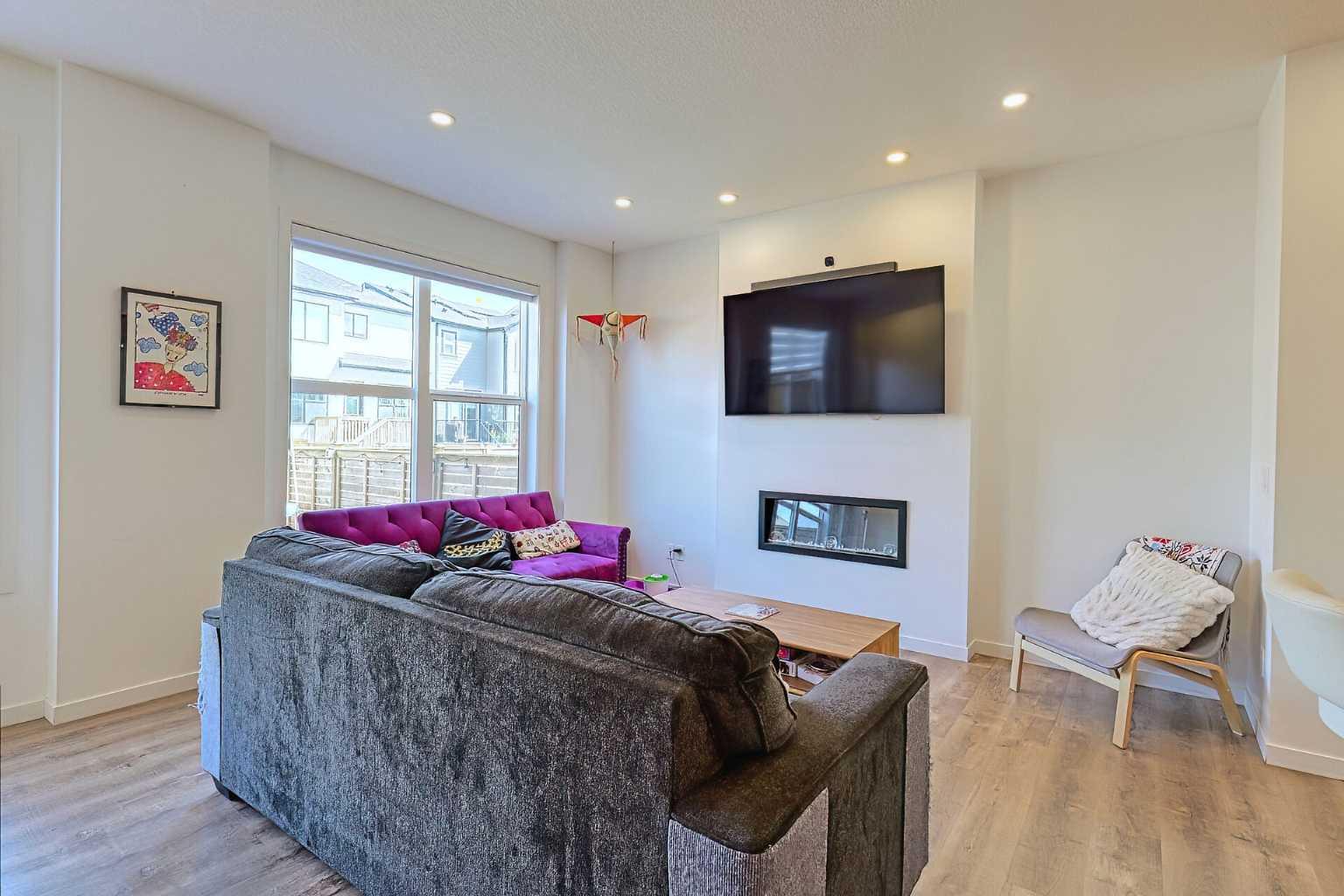 146 Arbour Lake Rise NW
