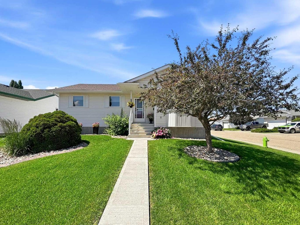 Photo of 109 Logan Close, Red Deer, AB T4R 2N0 (MLS # A2328044)