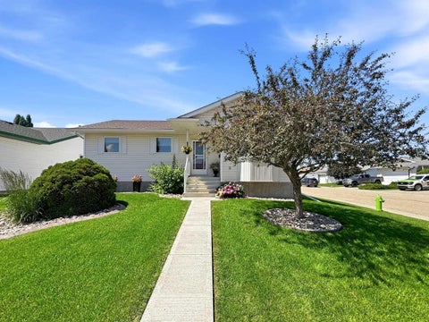 Photo of 109 Logan Close, Red Deer, AB T4R 2N0 (MLS # A2328044)