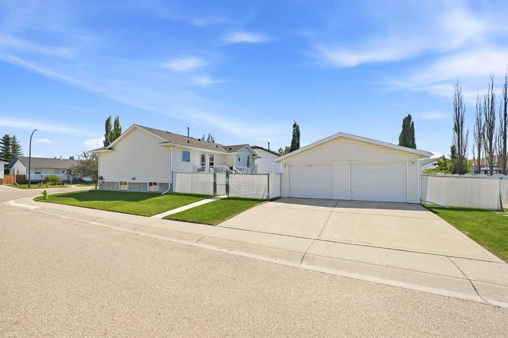 Photo of 109 Logan Close, Red Deer, AB T4R 2N0 (MLS # A2328044)