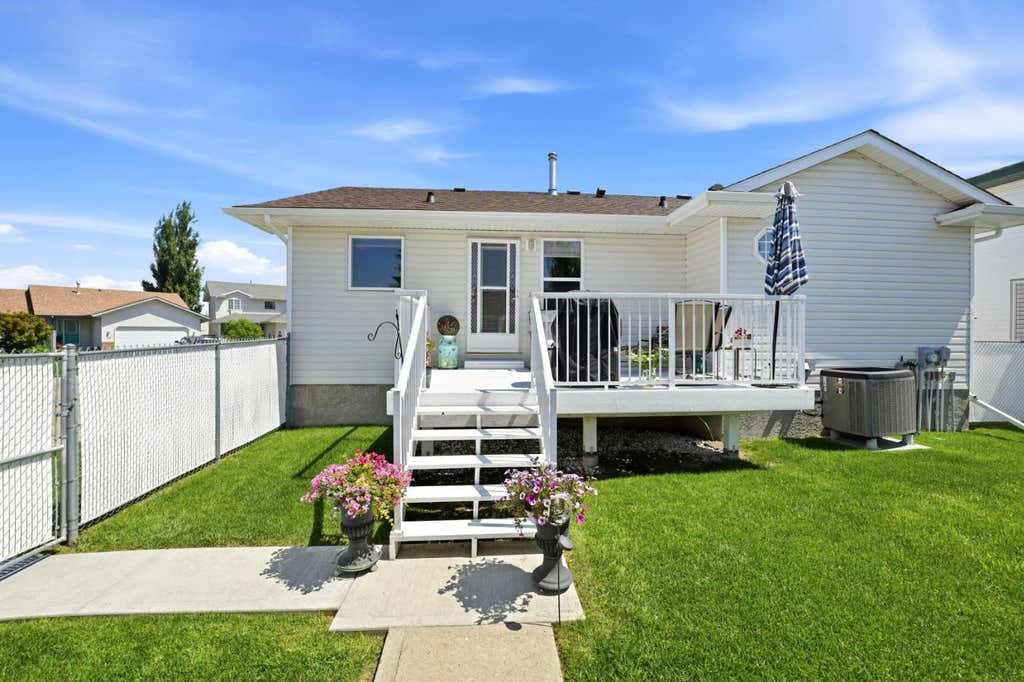 Photo of 109 Logan Close, Red Deer, AB T4R 2N0 (MLS # A2328044)