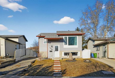 Photo of 128 Bernard Close NW, Calgary, AB T3K 2H3 (MLS # A2285642)