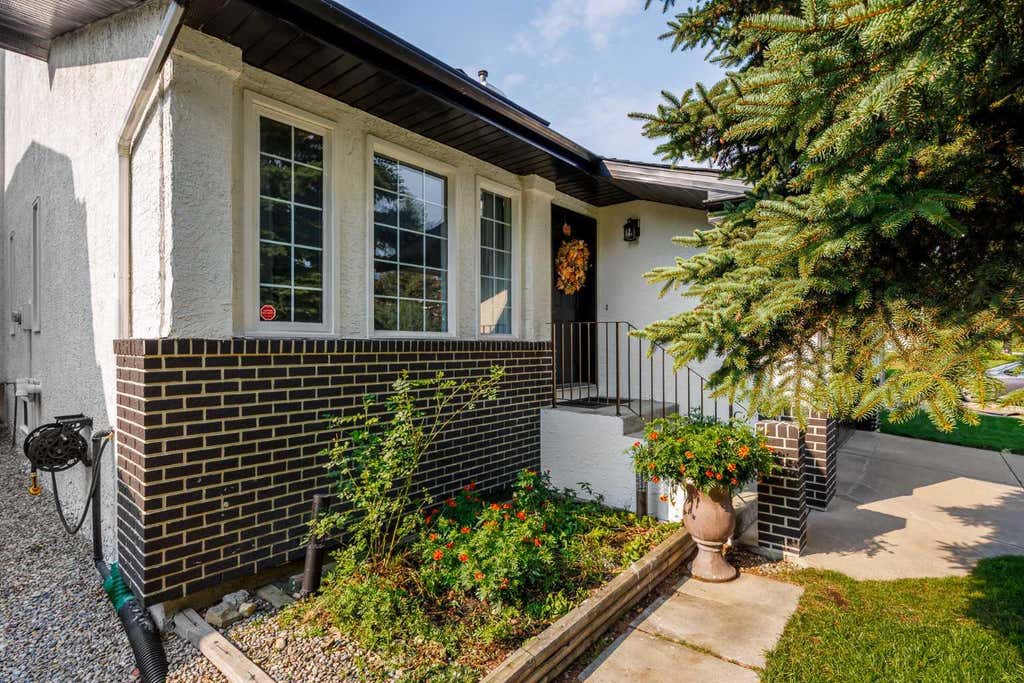 Photo of 52 Shawnee Way SW, Calgary, AB T2Y 2V4 (MLS # A2338976)