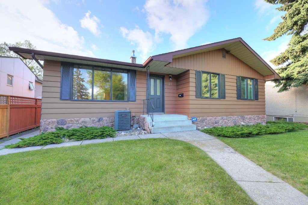 Photo of 31 Rosery Drive NW, Calgary, AB T2K 1L4 (MLS # A2328711)