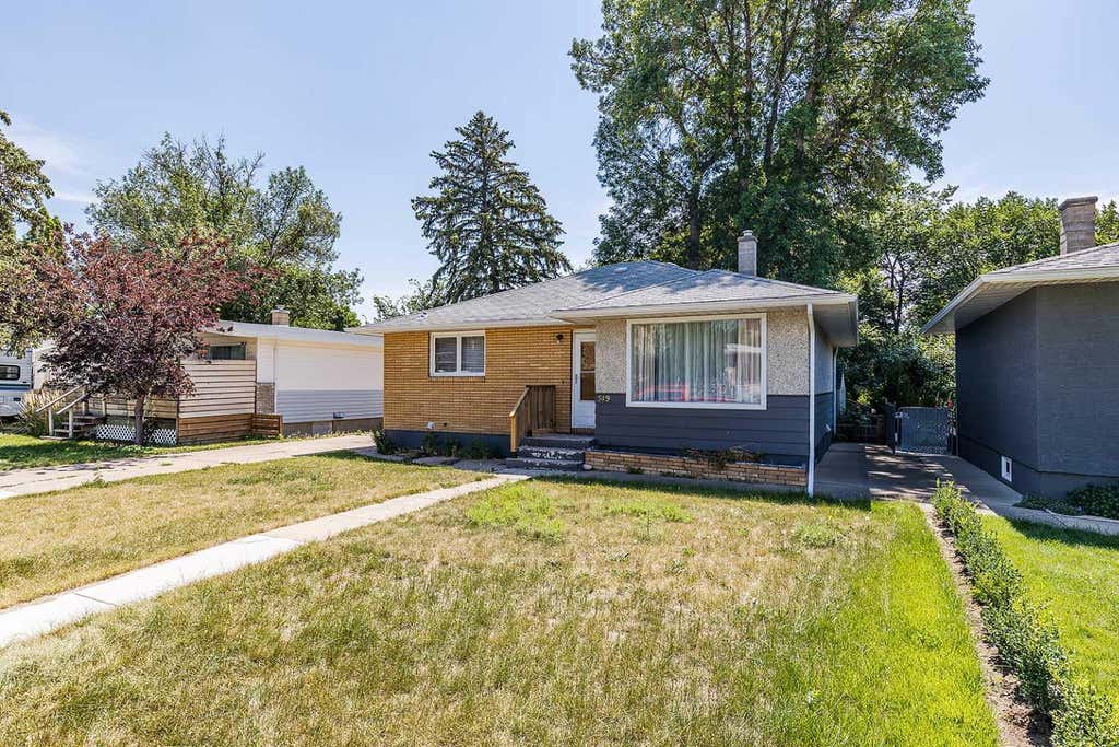 Photo of 549 2 Street NW, Medicine Hat, AB T1A 6K2 (MLS # A2330166)