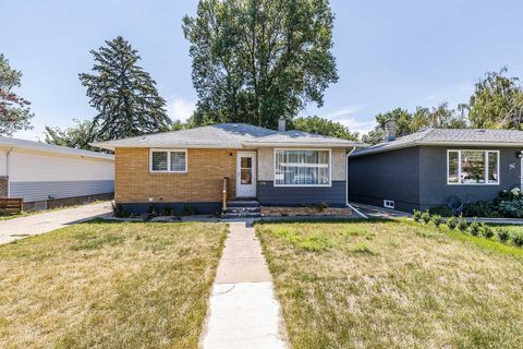 Photo of 549 2 Street NW, Medicine Hat, AB T1A 6K2 (MLS # A2330166)