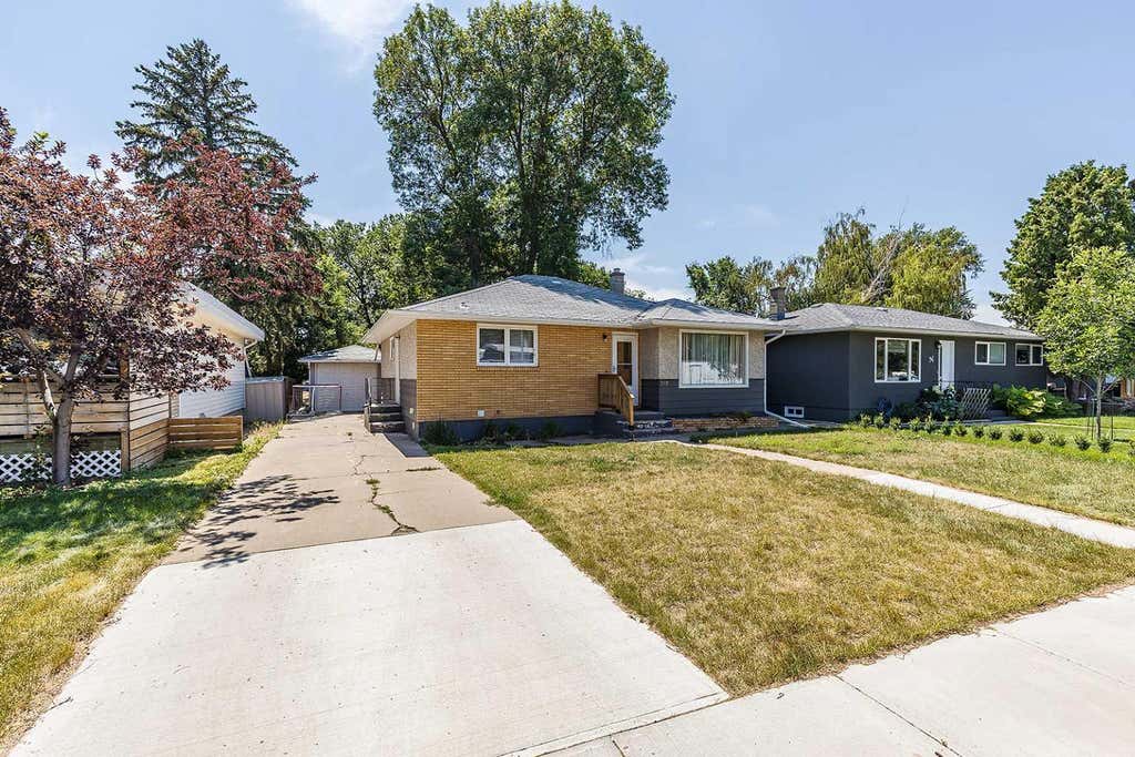 Photo of 549 2 Street NW, Medicine Hat, AB T1A 6K2 (MLS # A2330166)