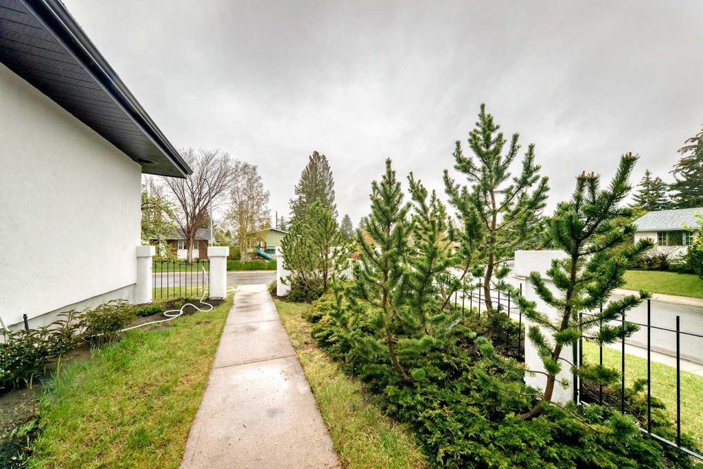 Photo of 275 Silverview Way NW, Calgary, AB T3B 3K4 (MLS # A2312053)