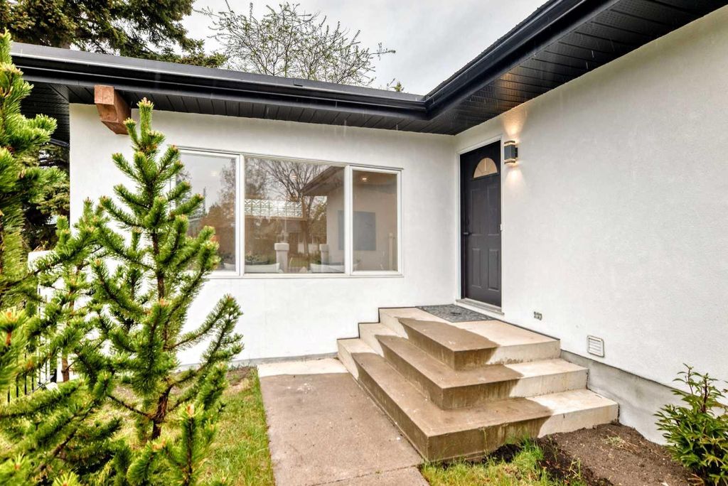 Photo of 275 Silverview Way NW, Calgary, AB T3B 3K4 (MLS # A2312053)