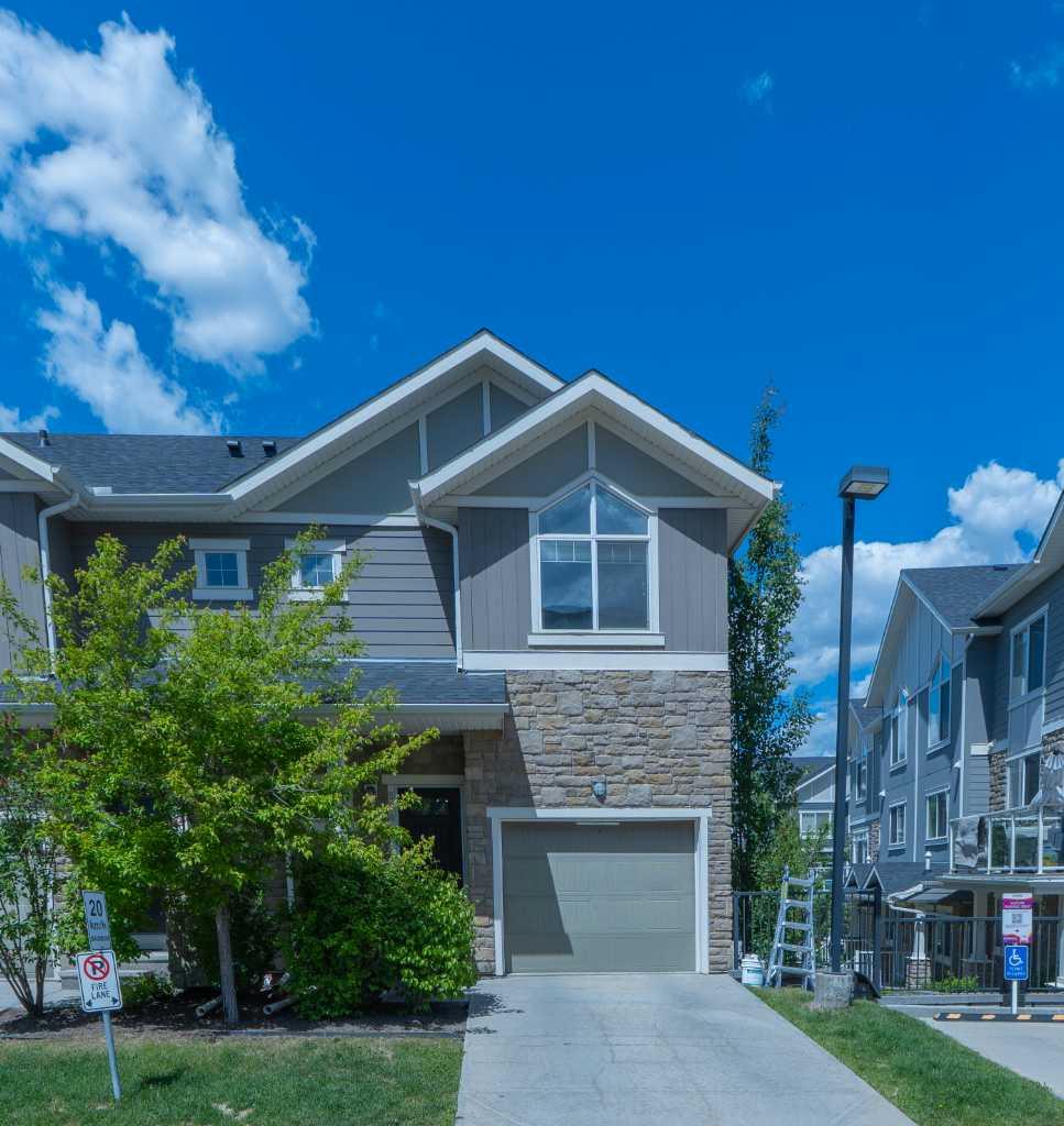 558 Evanston Manor NW