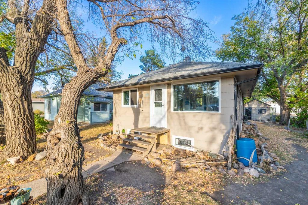 Photo of 117 2 Street W, Lashburn, SK S0M 1H0 (MLS # A2308216)
