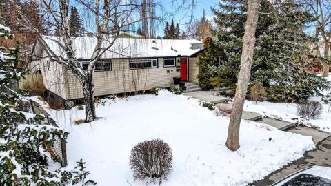 33 Warwick Drive SW Calgary AB T3C 2R5