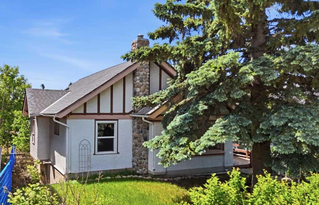 Photo of 2713 9 Avenue SE, Calgary, AB T2A 0B6 (MLS # A2324121)