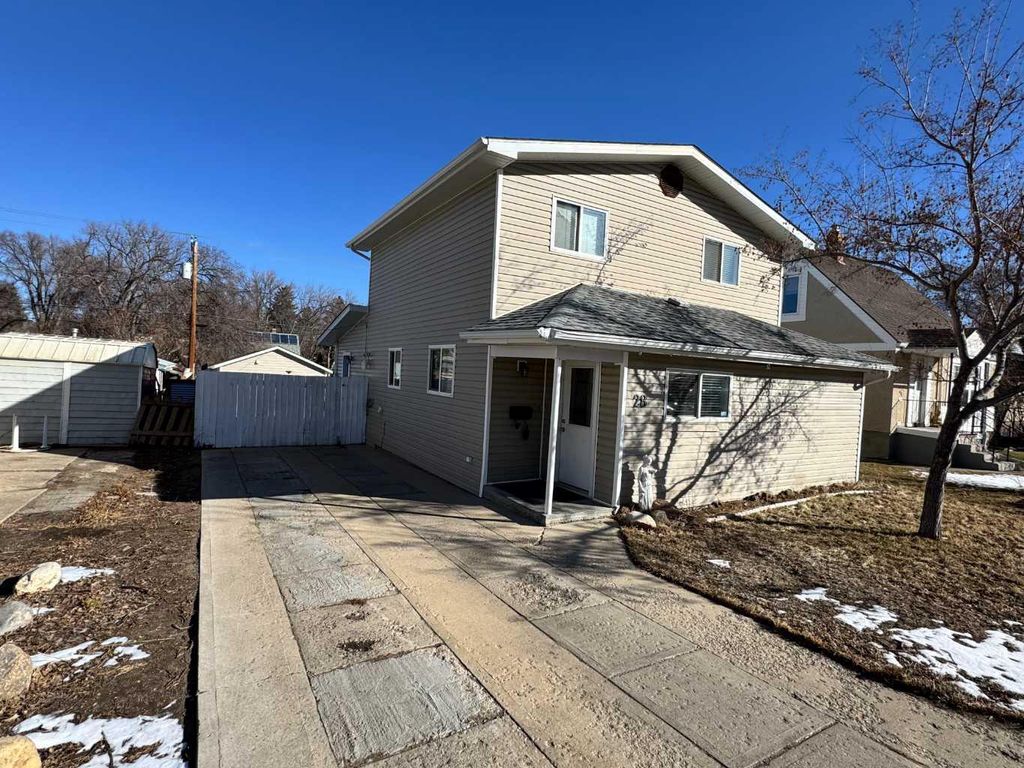 Photo of 28 8 Street SW, Medicine Hat, AB T1A 1L4 (MLS # A2292052)