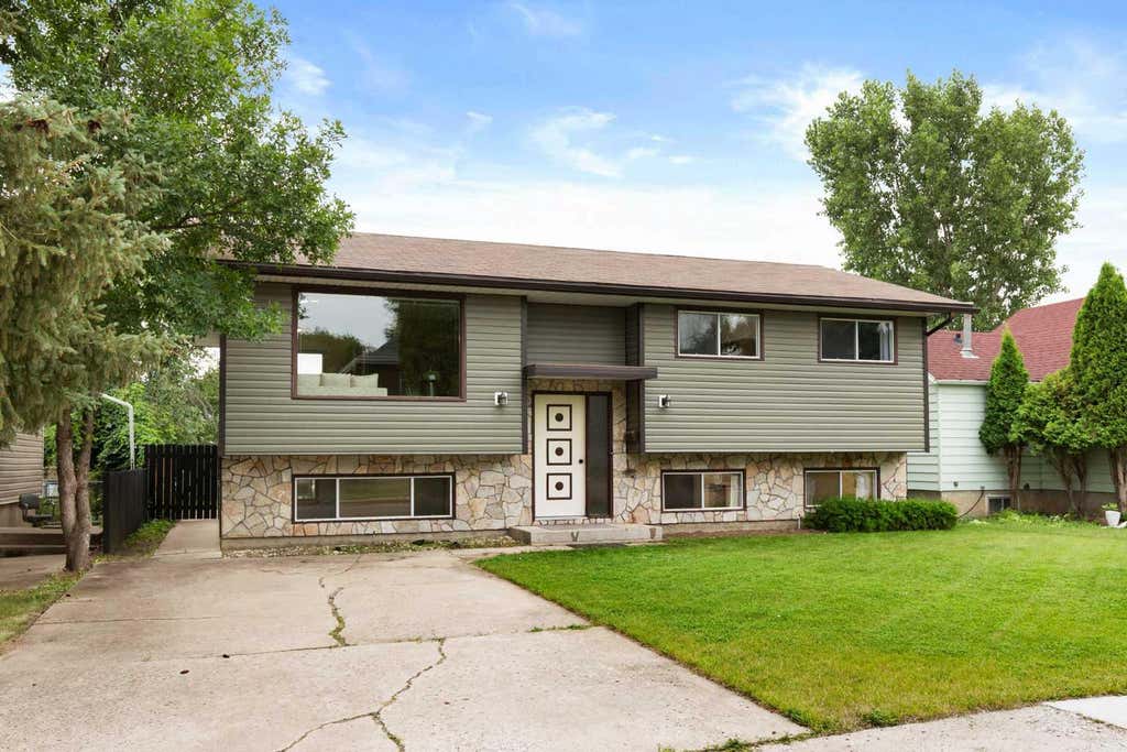 Photo of 447 8 Street SE, Medicine Hat, AB T1A 1L8 (MLS # A2332071)