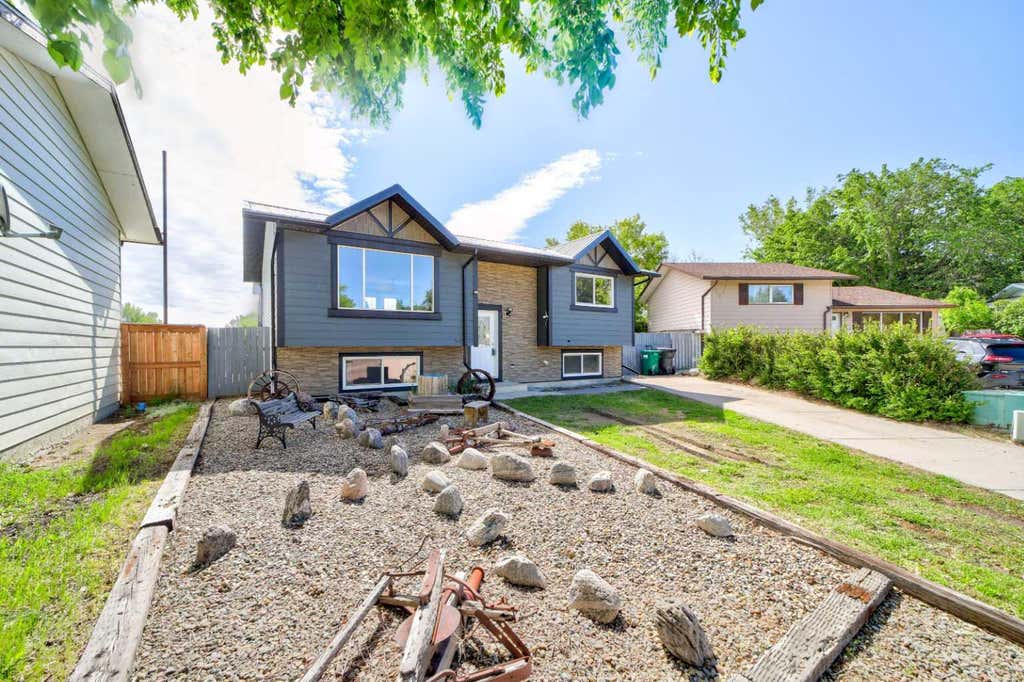 Photo of 162 Pensacola Court W, Lethbridge, AB T1K 4R6 (MLS # A2319967)