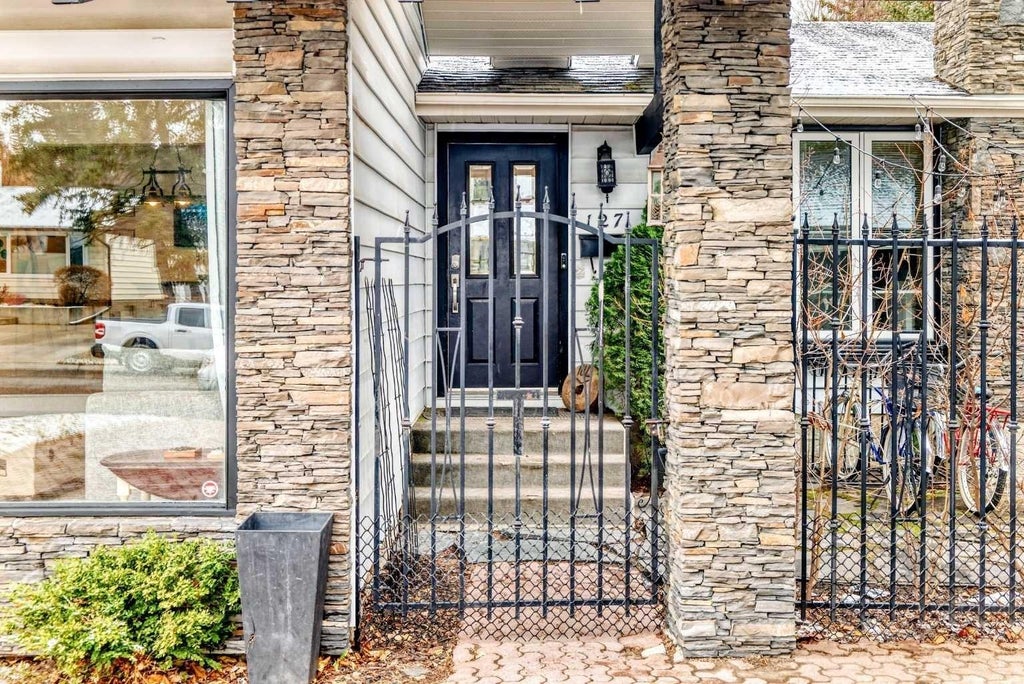 Photo of 127 Dalcastle Close NW, Calgary, AB T3A 1Z4 (MLS # A2354439)