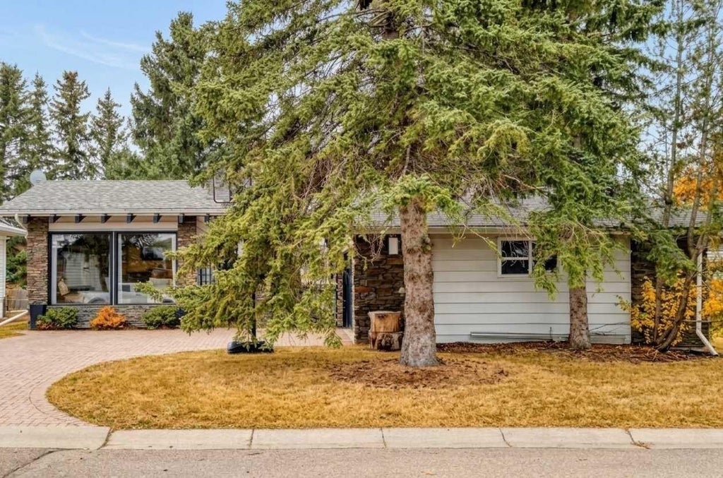 Photo of 127 Dalcastle Close NW, Calgary, AB T3A 1Z4 (MLS # A2354439)