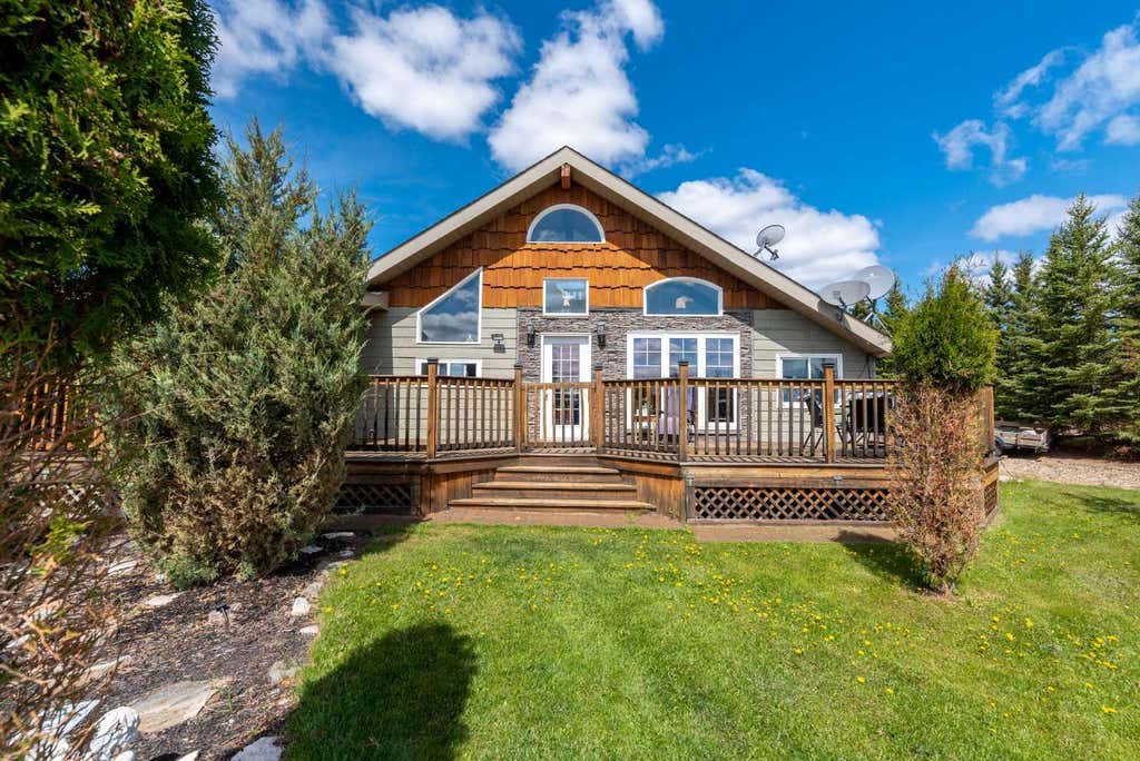 Photo of 18 Sandpiper Estates, Sandy Beach, AB T9V 2S1 (MLS # A2318034)
