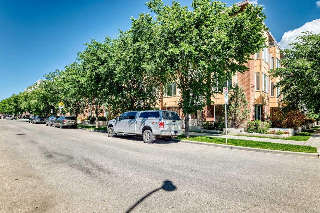 Photo of 1010 Centre Avenue NE #402, Calgary, AB T2E 4M6 (MLS # A2326113)