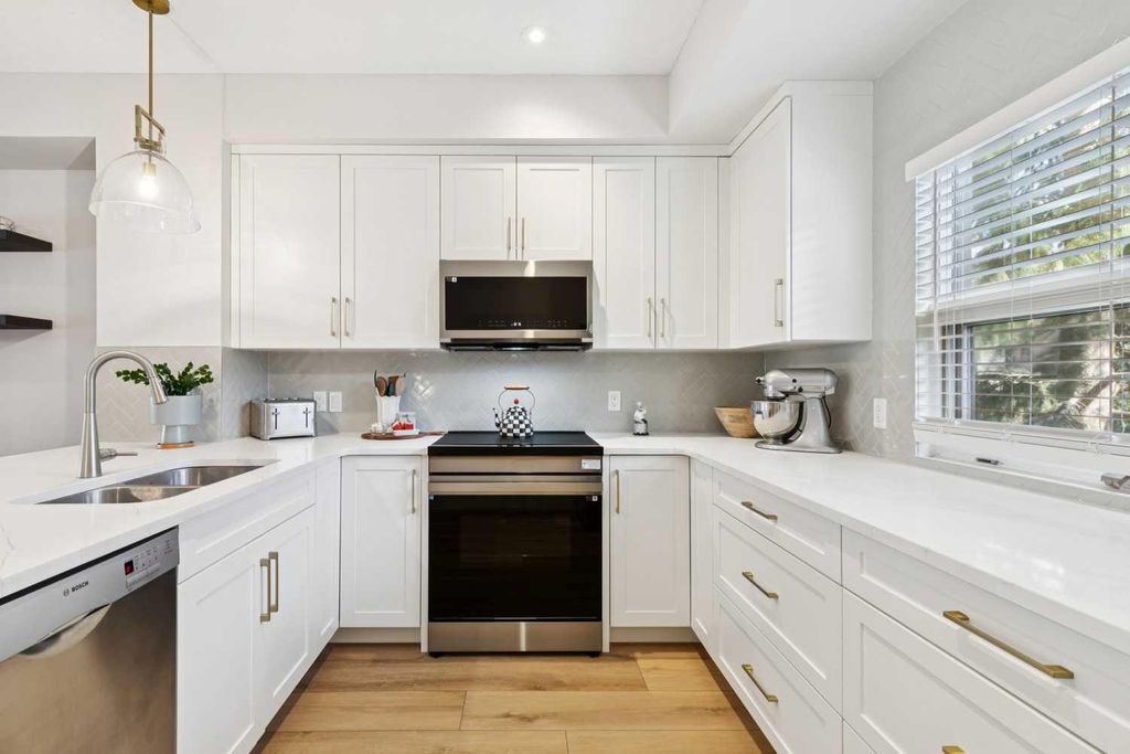 Photo of 1935 35 Street SW #7, Calgary, AB T3E 2X4 (MLS # A2289210)