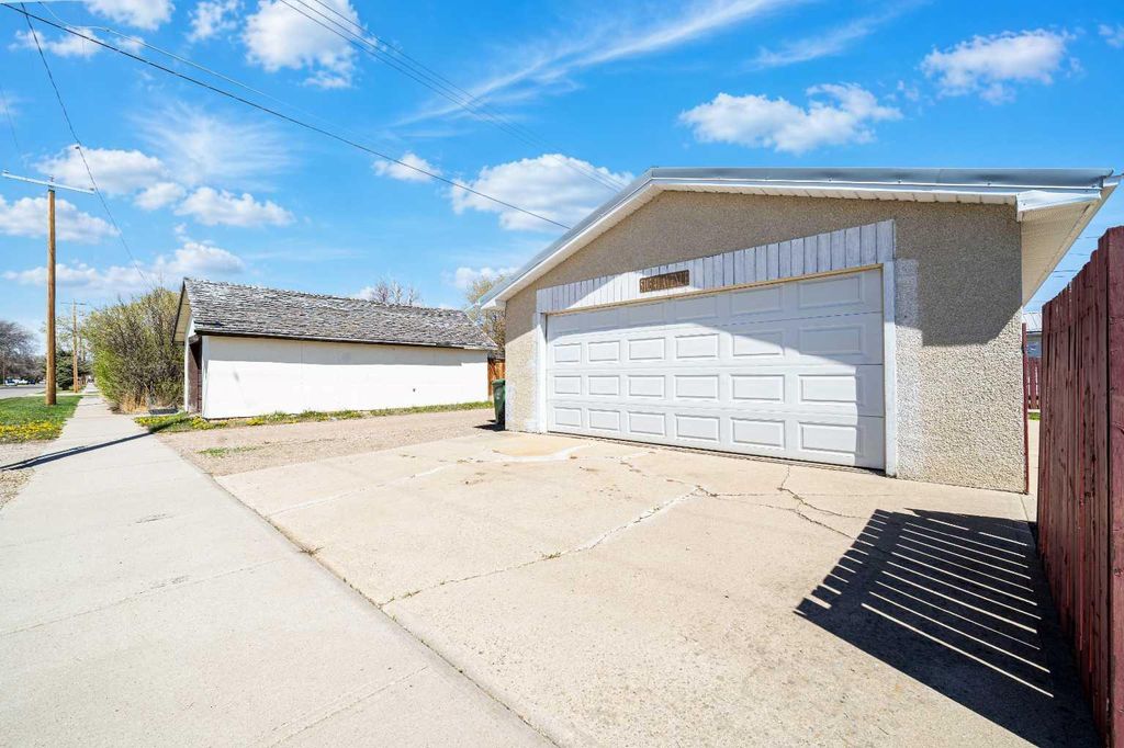 Photo of 5103 41 Ave Ave, Taber, AB T1G 1B2 (MLS # A2309107)