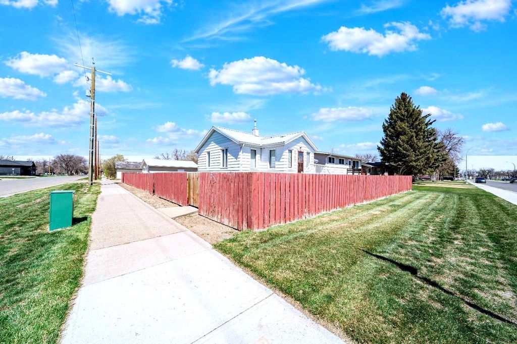 Photo of 5103 41 Ave Ave, Taber, AB T1G 1B2 (MLS # A2309107)