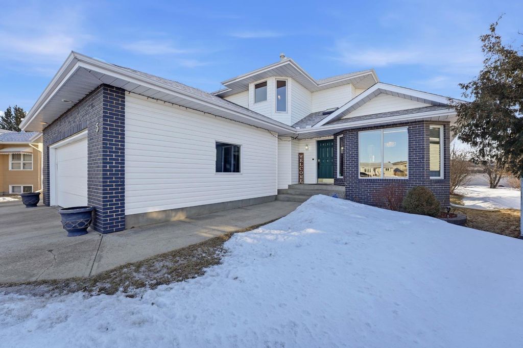 Photo of 62 Street Close #5, Stettler, AB T0C 2L0 (MLS # A2292989)