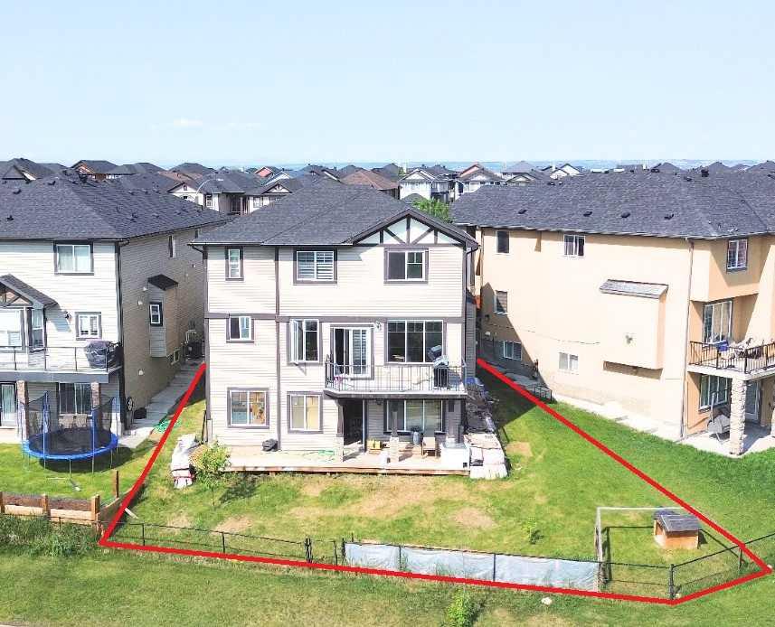 26 Saddlelake View NE