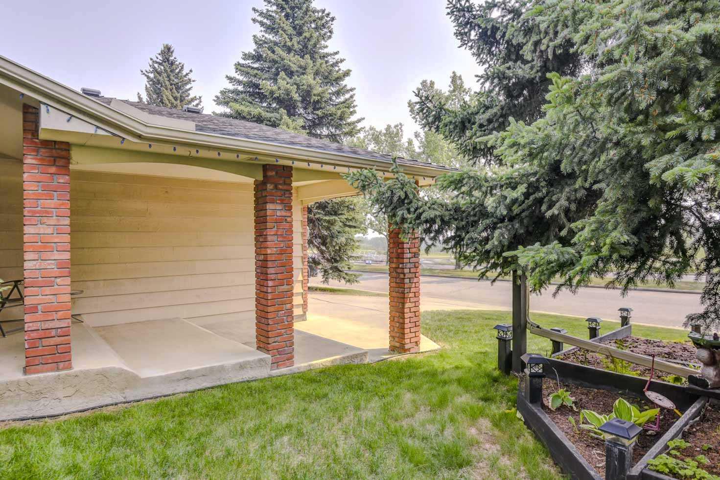 623 Lake Simcoe Close SE