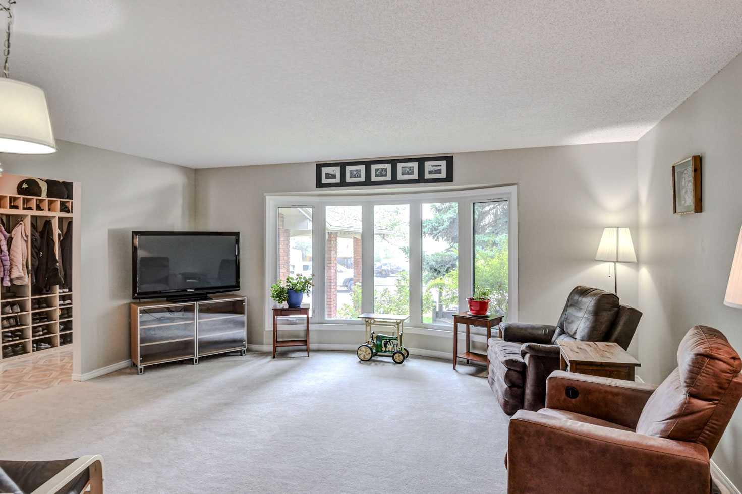 623 Lake Simcoe Close SE