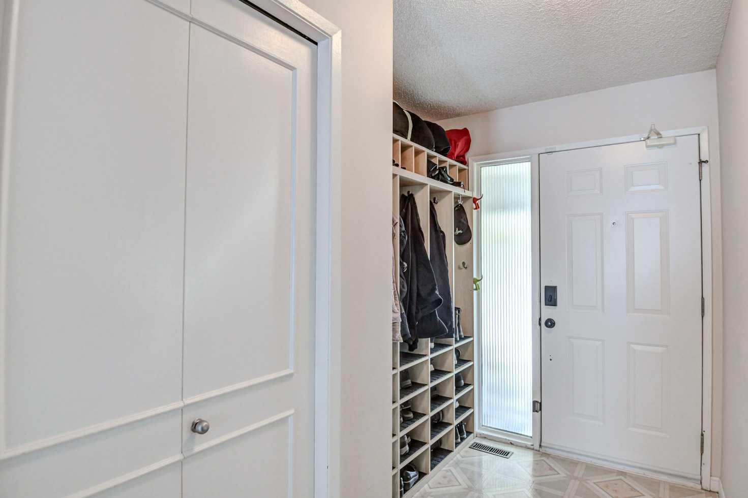 623 Lake Simcoe Close SE