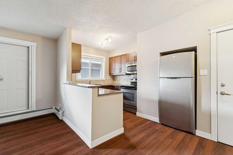Photo of 605 67 Avenue SW #4, Calgary, AB T2V 0M3 (MLS # A2300361)