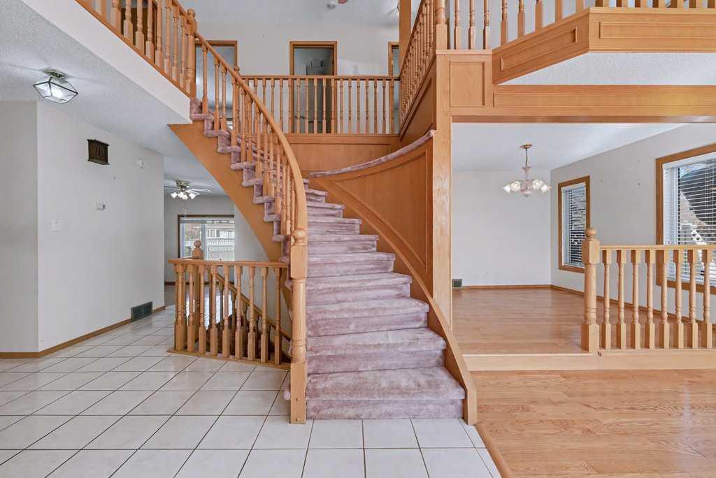 82 Wood Valley Drive SW