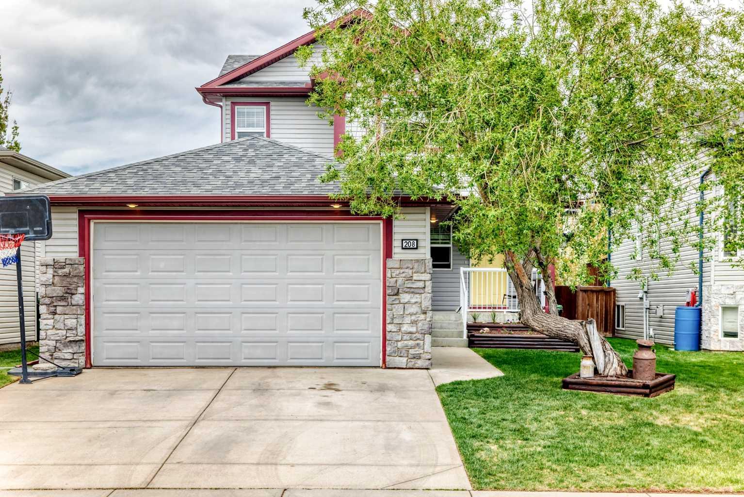 208 Stonegate Crescent NW