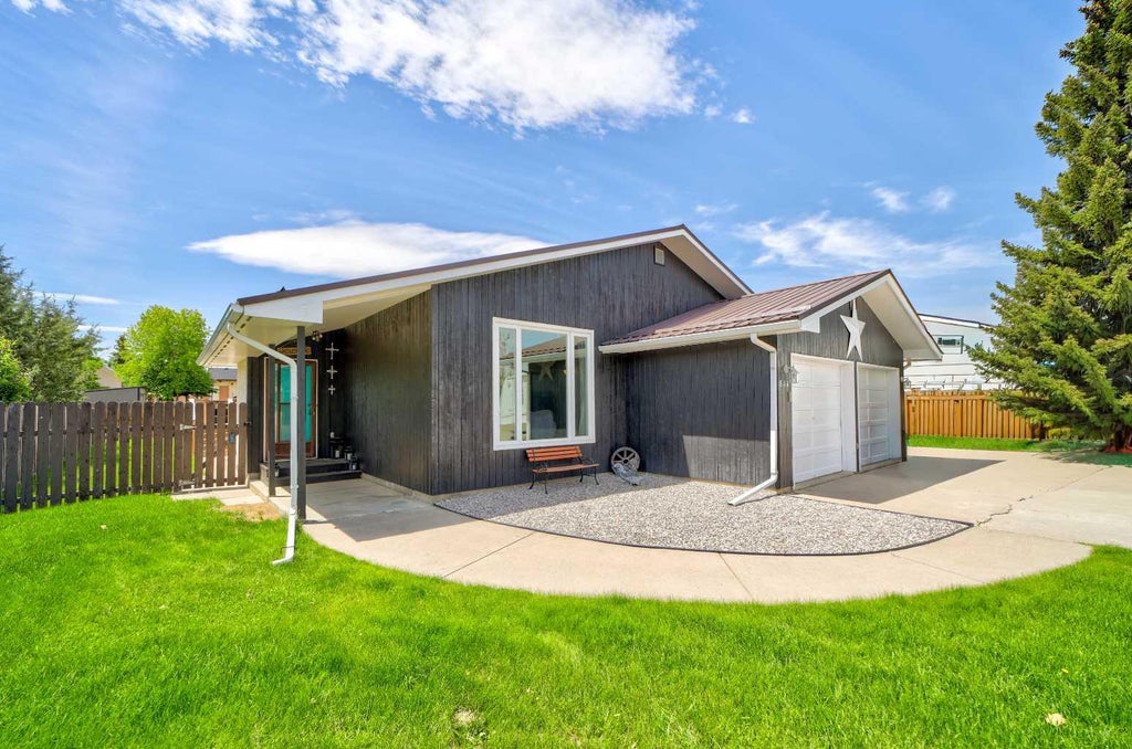 Photo of 844 Foothills Avenue, Pincher Creek, AB T0K 1W0 (MLS # A2321276)