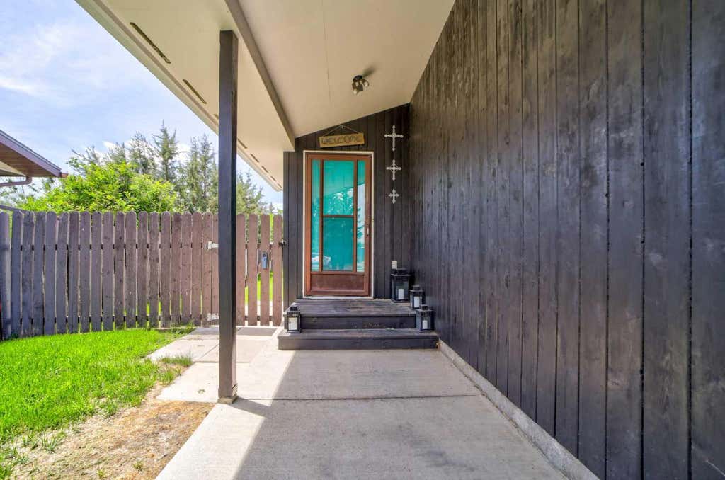 Photo of 844 Foothills Avenue, Pincher Creek, AB T0K 1W0 (MLS # A2321276)