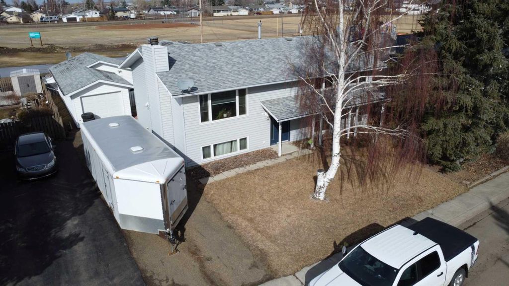 Photo of 604 9 Avenue W, Hanna, AB T0J 1P0 (MLS # A2295686)