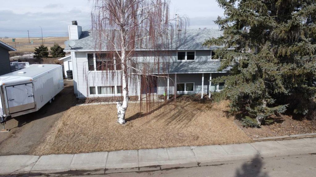 Photo of 604 9 Avenue W, Hanna, AB T0J 1P0 (MLS # A2295686)