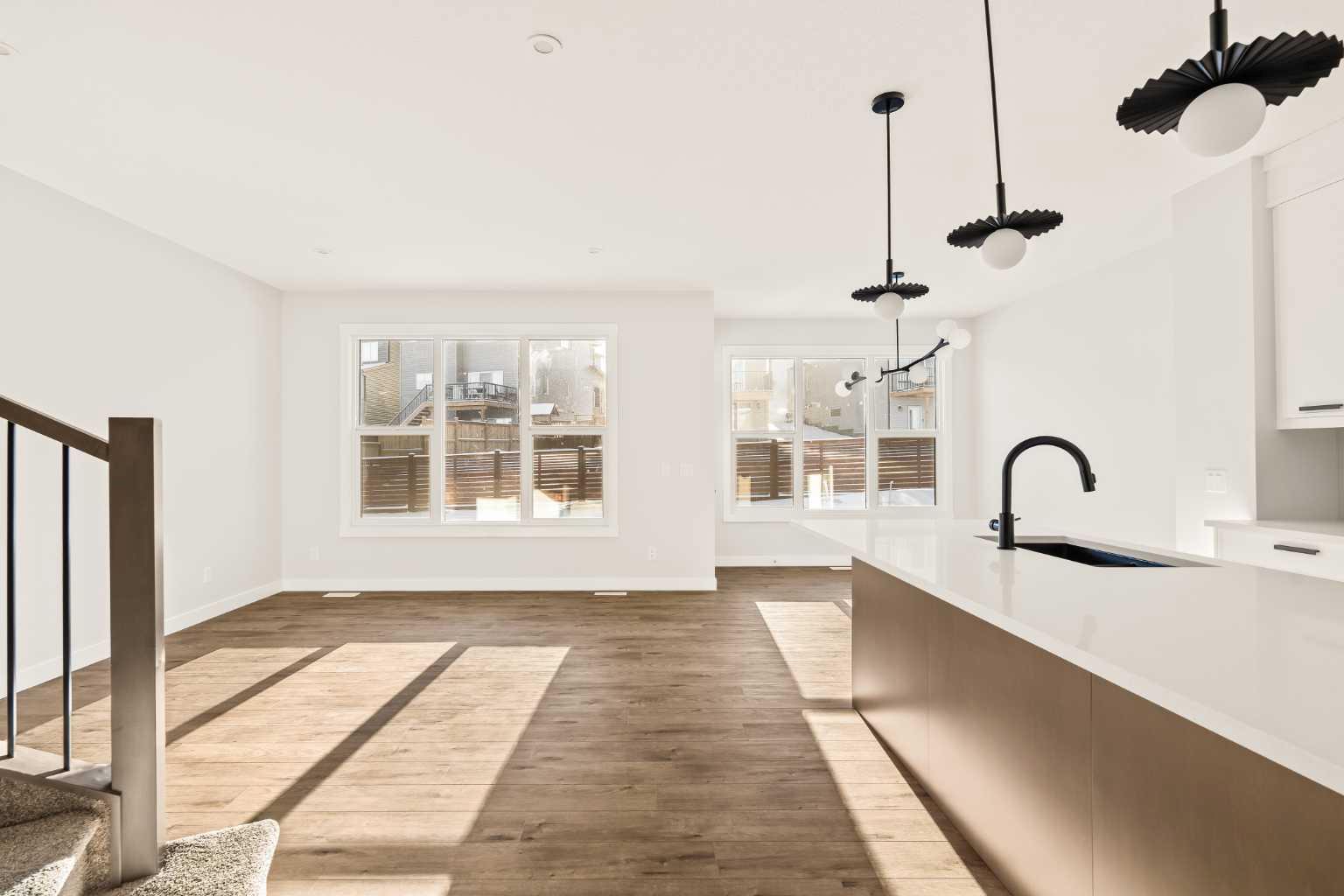 819 Livingston View NE