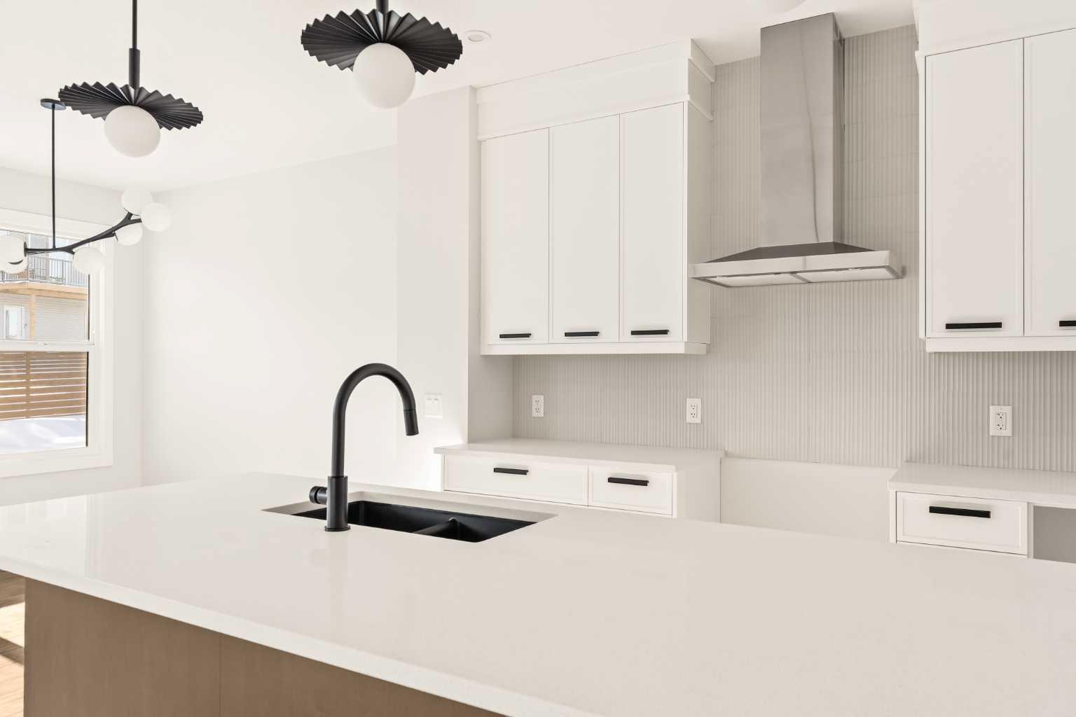 819 Livingston View NE