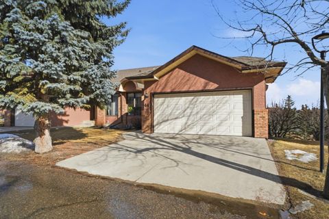 Photo of 44 Edgeland Close NW, Calgary, AB T3A 3B1 (MLS # A2294134)