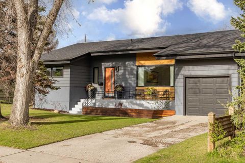 Photo of 32 Westminster Drive SW, Calgary, AB T3C 2S9 (MLS # A2312420)