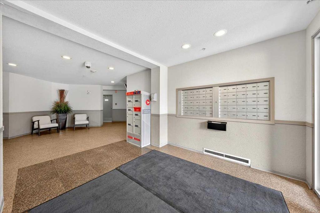 Photo of 10 Prestwick Bay SE #4206, Calgary, AB T2Z 0B5 (MLS # A2291732)