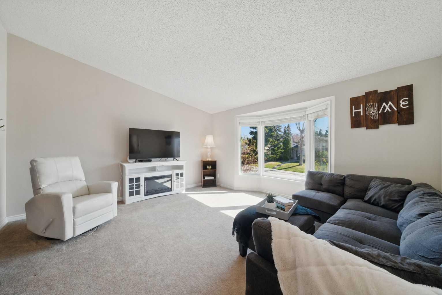 828 Hunterston Crescent NW